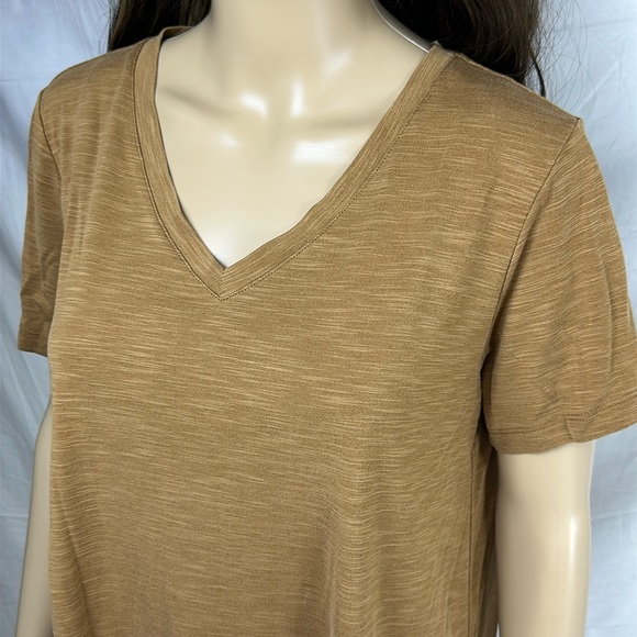MOD REF V Neck T. Hi-Lo Hemline. Size Medium. Burnt Sienna in Color. - Picture 2 of 6
